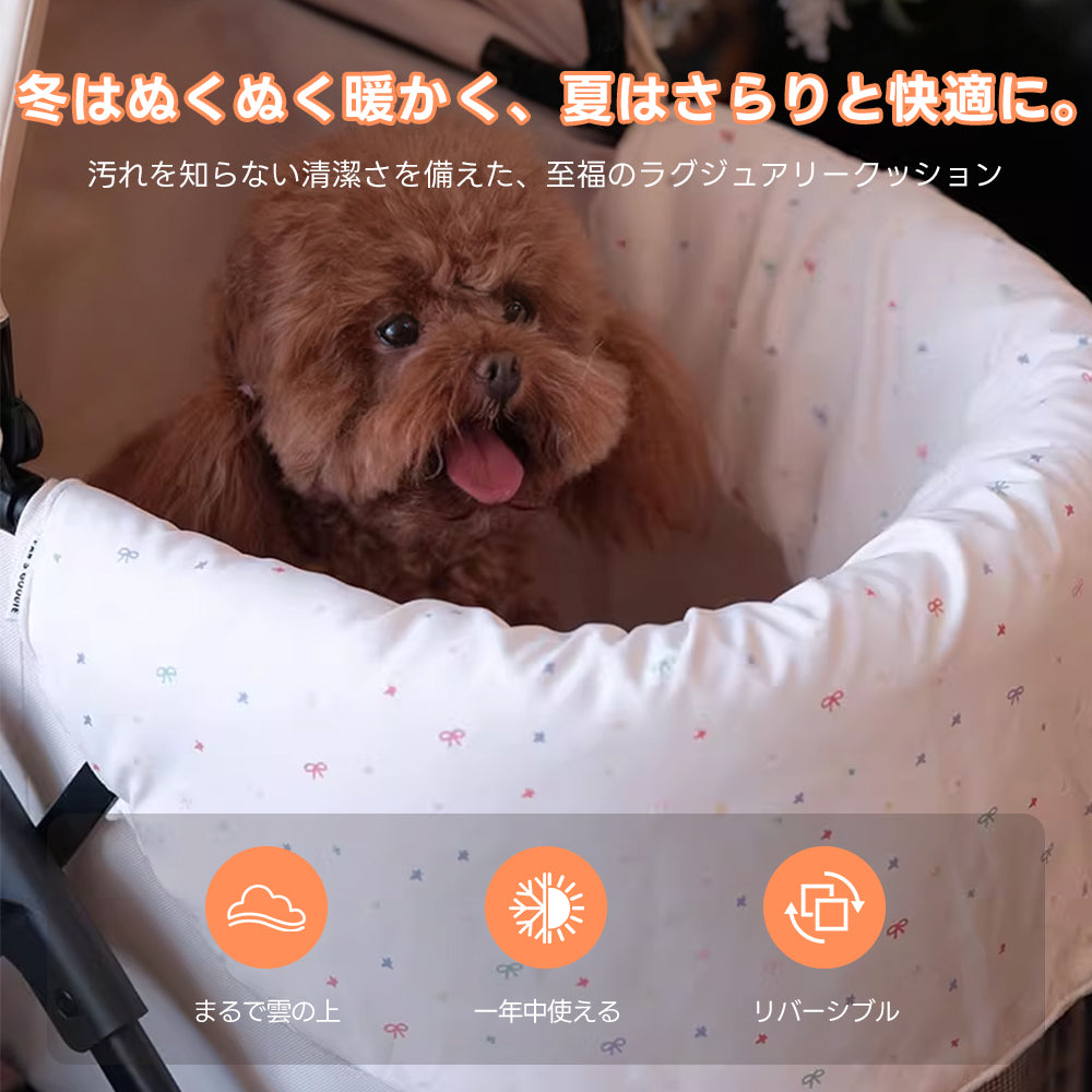 夏はさらり、冬は暖かく一年中使えるリバーシブル仕様のペットカート用マット。振動を吸収し、移動中の愛犬のストレスを軽減する至福の座り心地。