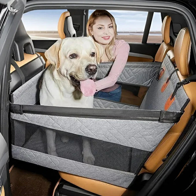 車内をシックに引き締めるブラック色のペット用シート。大型犬の隣に飼い主が座れるハーフサイズ仕様で、安全性とスタイリッシュさを両立。