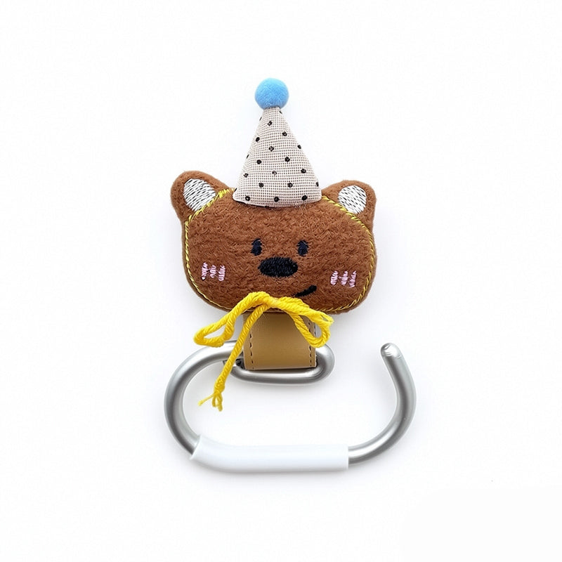 ペットカートでお散歩中のおしゃれなアニマル荷物フック。ふわふわのクマと犬のぬいぐるみ付きバギーフック