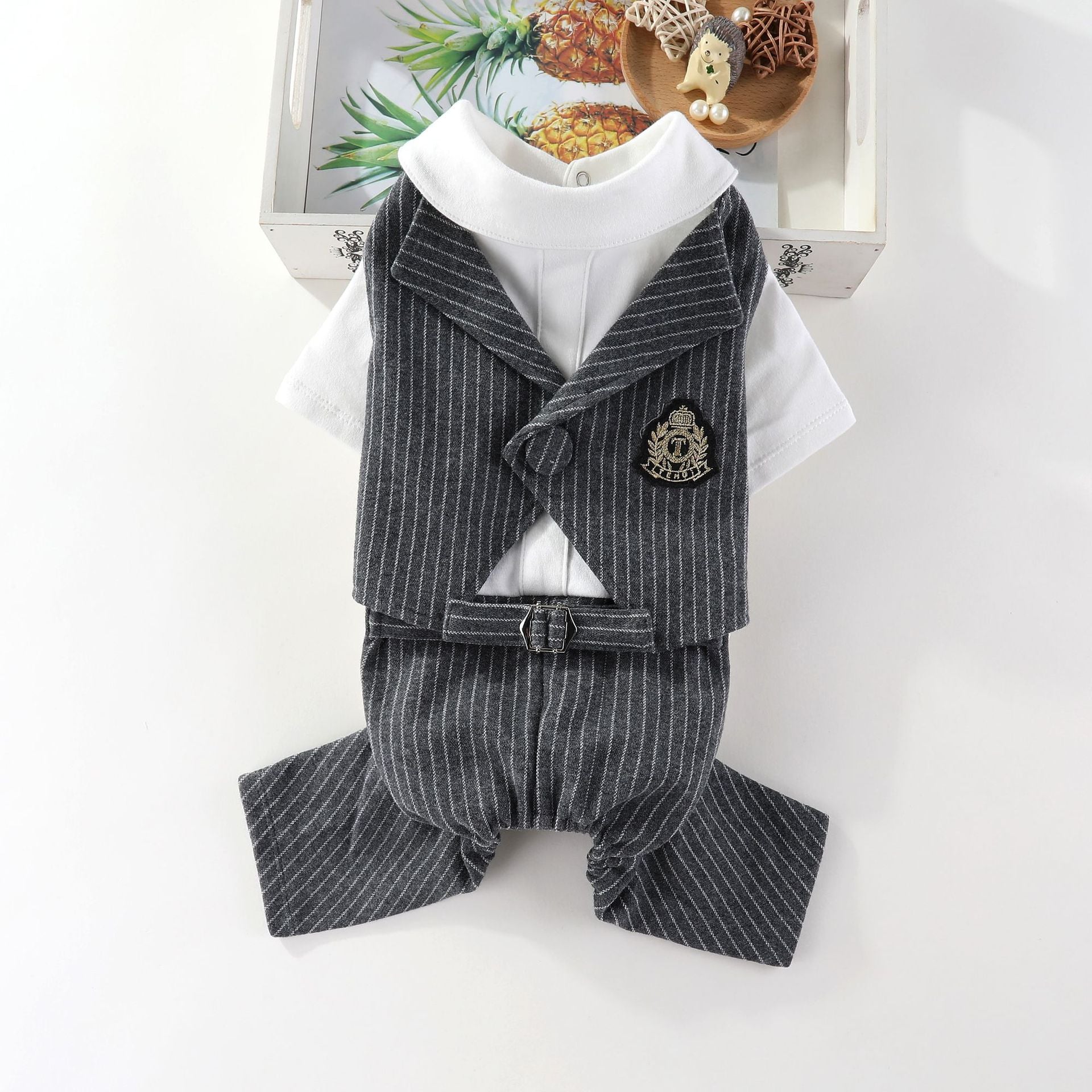 都会的でシックなダークブルーの犬用タキシード。白いピンストライプと胸元の刺繍ワッペンがアクセント。シャツとベストを重ねたような本格的な仕立てが魅力のアイテム。