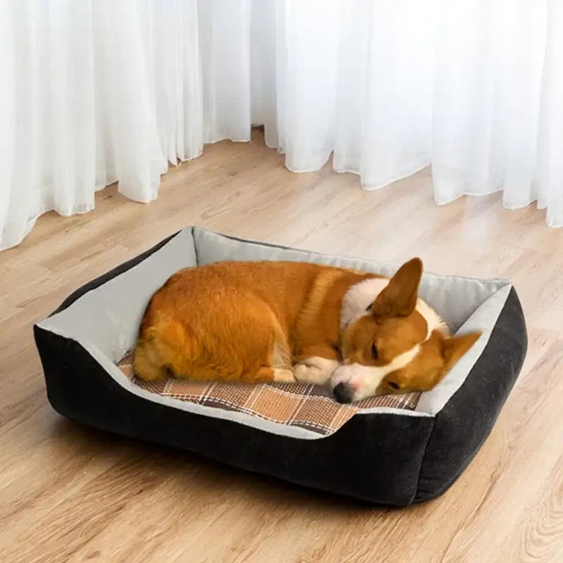 チェック柄の冷感マットが特徴的な犬猫用ベッド。しっかりとした厚みの縁取りが安心感を与え、リビングに馴染むシックな黒色デザインは、コーギーの体格にも適したサイズです。