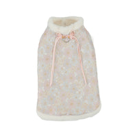 ぬくもりファーベストの淡雪カラー。淡いピンクの桜柄に金糸の縁取りを施し、首元と裾に真っ白なボアをあしらった和装。ピンクのリボンとDカンがアクセントの一着。