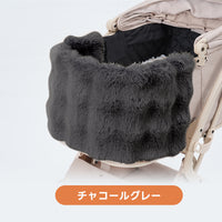汚れが目立ちにくく、お手入れも簡単なチャコールグレーのあご乗せクッション。どんな色のカートもスタイリッシュに引き締め、都会的なお出かけシーンをスマートに演出する。