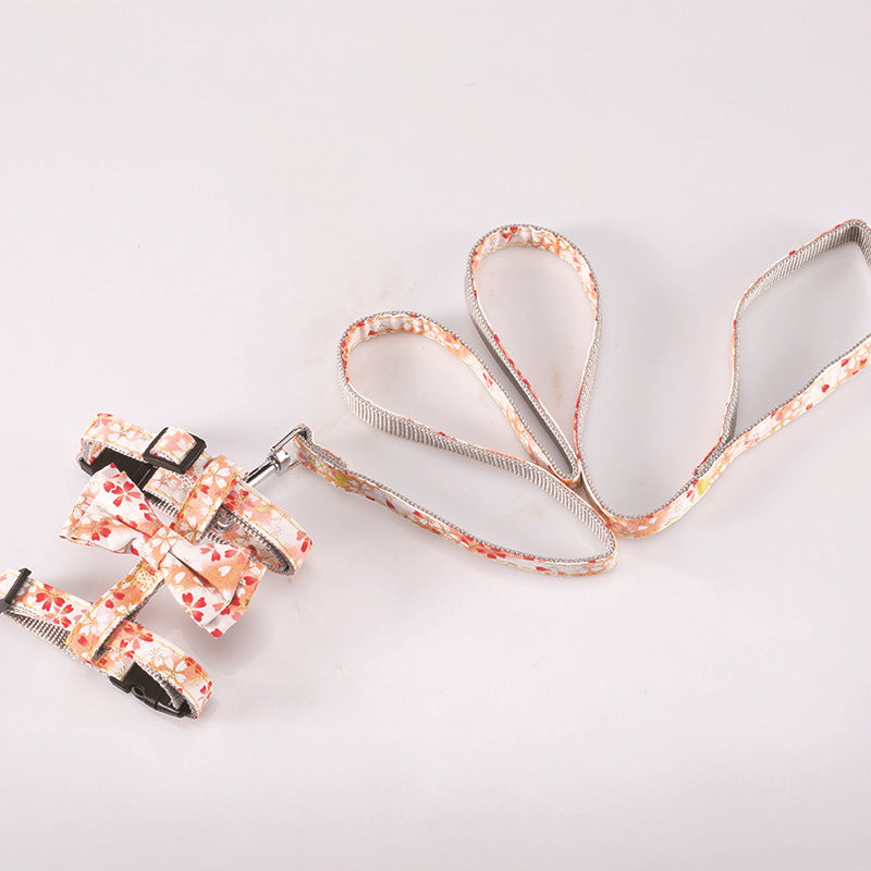 上品なリボンが目を惹く和柄の桜ハーネス&リードセット。淡いピンクの和風生地に精密な桜のプリントが施され、愛犬との外出を特別にする。ギフトにも最適な統一感のあるデザインで、小型犬の体型に合わせてサイズ調整も可能。