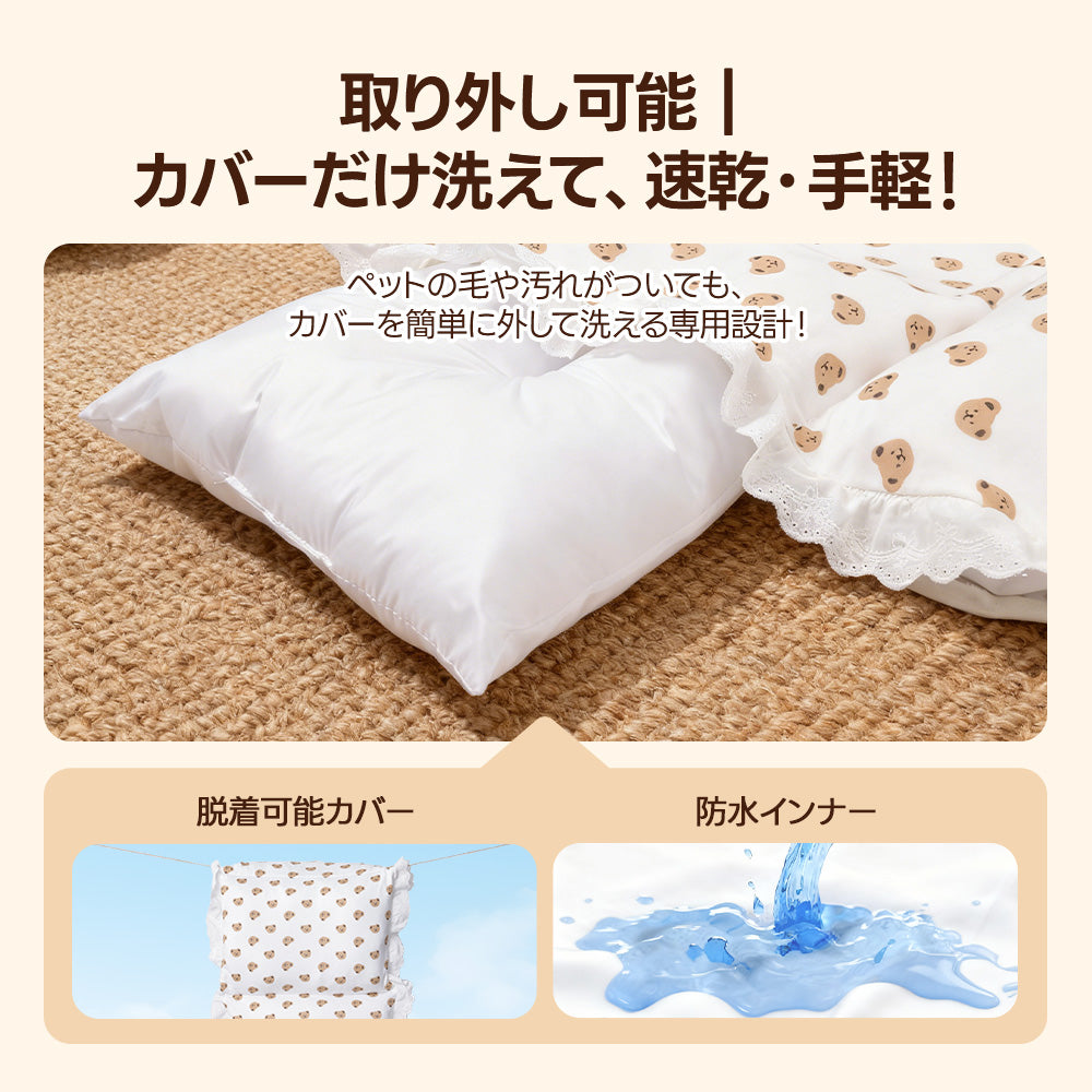 PETTENAベアプリントクッショ、 2分割された画像。左は洗濯して干されているくま柄のカバー、右は水を弾いている白い防水インナークッション。汚れに強い構造を説明。