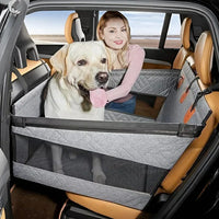 車内をシックに引き締めるブラック色のペット用シート。大型犬の隣に飼い主が座れるハーフサイズ仕様で、安全性とスタイリッシュさを両立。