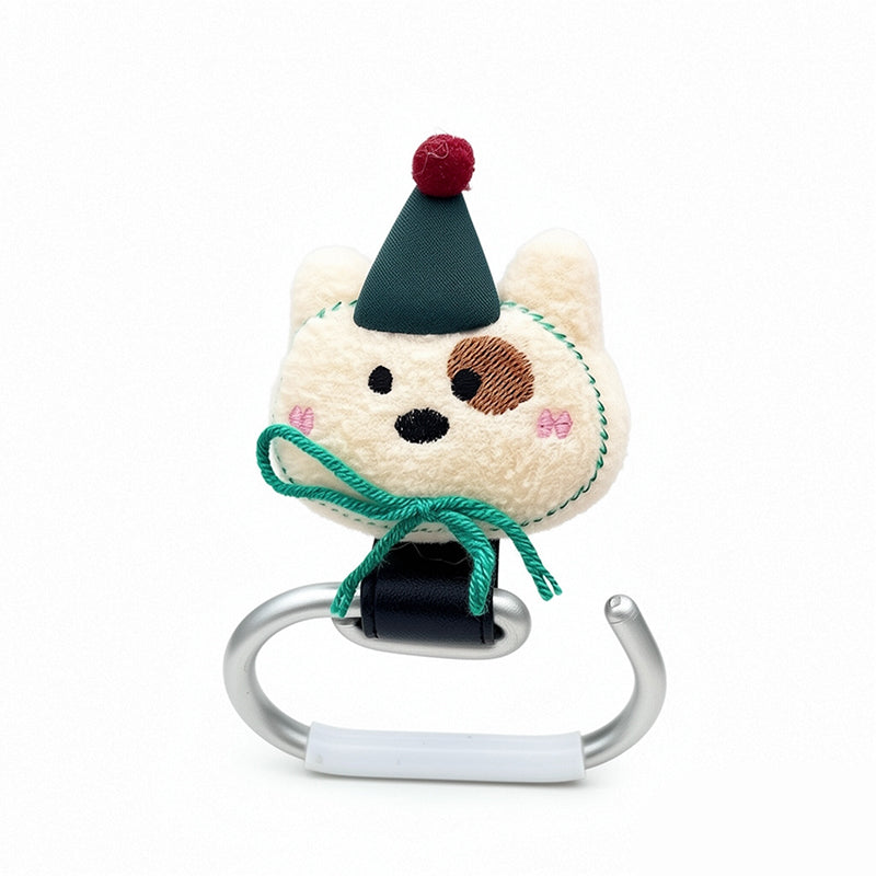 ペットカートでお散歩中のおしゃれなアニマル荷物フック。ふわふわのクマと犬のぬいぐるみ付きバギーフック