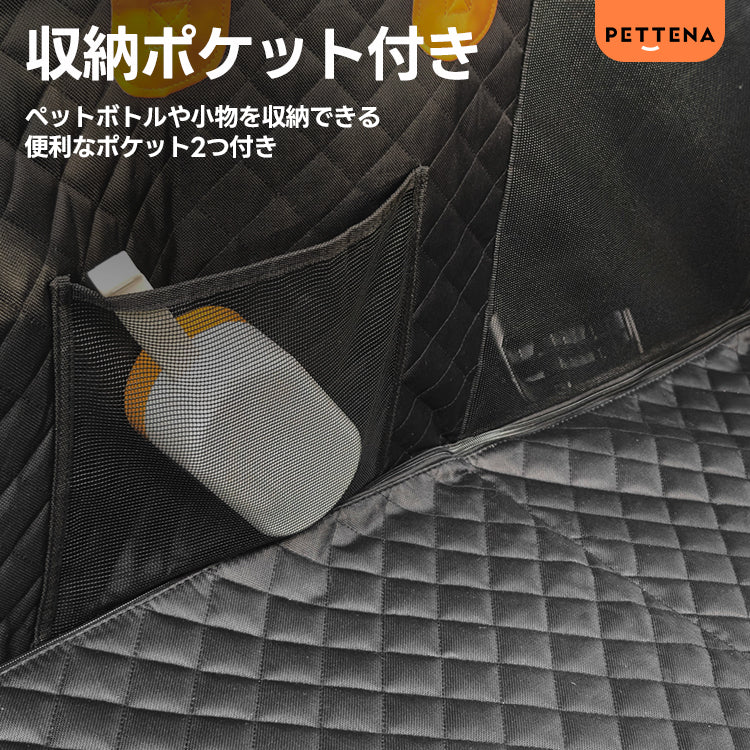 ペットボトルや小物を収納できる2つのメッシュポケットが付いたドライブシート。黒のダイヤモンドキルト生地に馴染む便利なサイド収納が、車内を整理整頓します。
