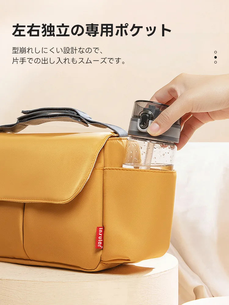  2WAY防水カートバッグのサイドポケット。マスタード色の本体に、透明な水筒を片手で出し入れする様子。型崩れしにくい堅牢な設計で、忙しい散歩中でも飲み物や小物をスムーズに取り出せる便利な専用収納。