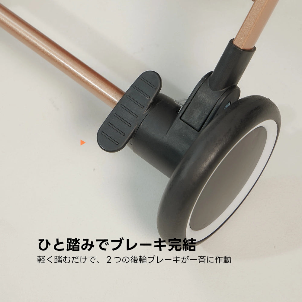 ひと踏みで2つの後輪ブレーキが同時作動！軽く踏むだけでスムーズに停止。坂道や急停止時に、飼い主の「ブレーキ操作に手間取る」「ペットの安全が心配」悩みを解消。安心してお出かけできます