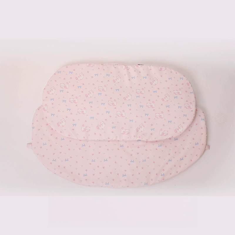 ペットカート用ベースとあごのせクッションのセット商品。ピンクのキャットと花柄を組み合わせたデザインで、愛犬に最高の快適さと可愛い空間を提供。