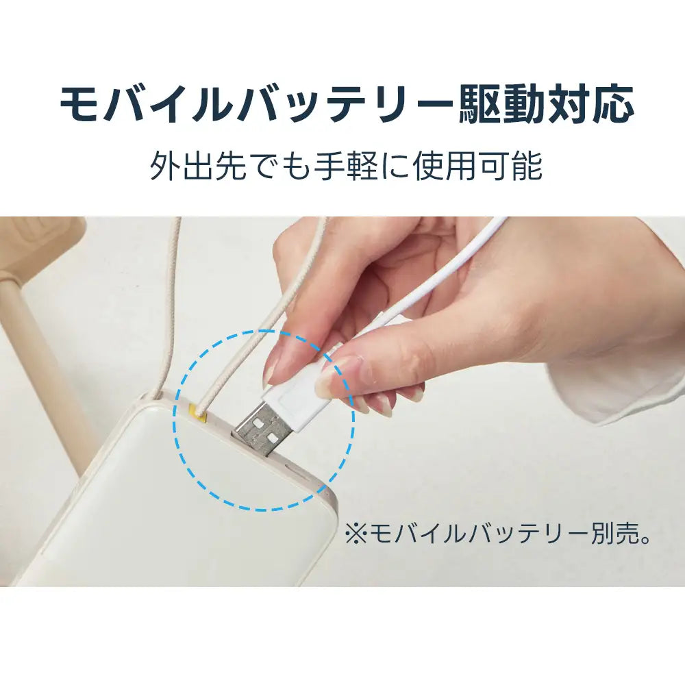 PETTENAペットカート用ファンクッションがモバイルバッテリーで駆動する様子。USB給電により外出先でも手軽に使用でき、ひんやりとした快適な環境を維持できる。別売りのバッテリーとの接続手順を視覚的に説明。