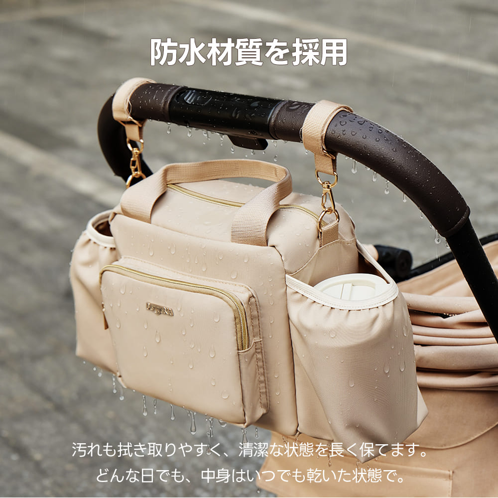 雨の中でペットカートのハンドルに掛けられたベージュの防水バッグ。表面で水滴を弾く撥水加工の様子を実写で捉え、雨天でもバッグの中身を濡らさず清潔に保つ高品質な生地の質感をリアルに表現した画像。