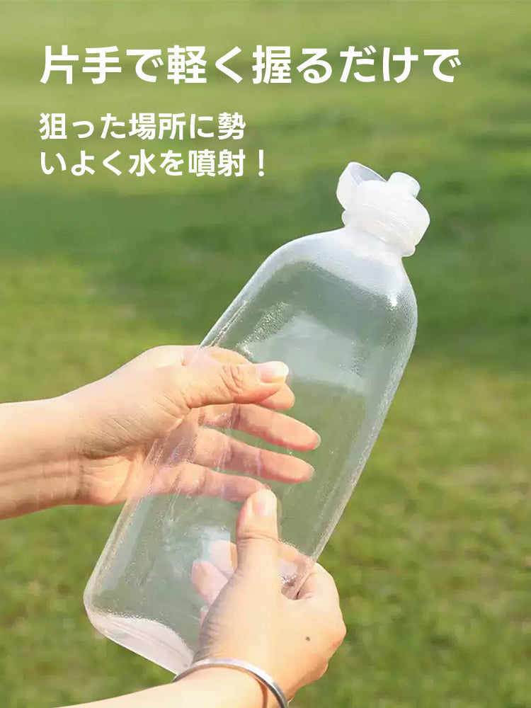 軽く握るだけで水が出る、お散歩中のオシッコ洗浄に最適なマナーボトル。狙った場所を逃さない噴射力で、近隣への配慮もスマートに行える便利機能。