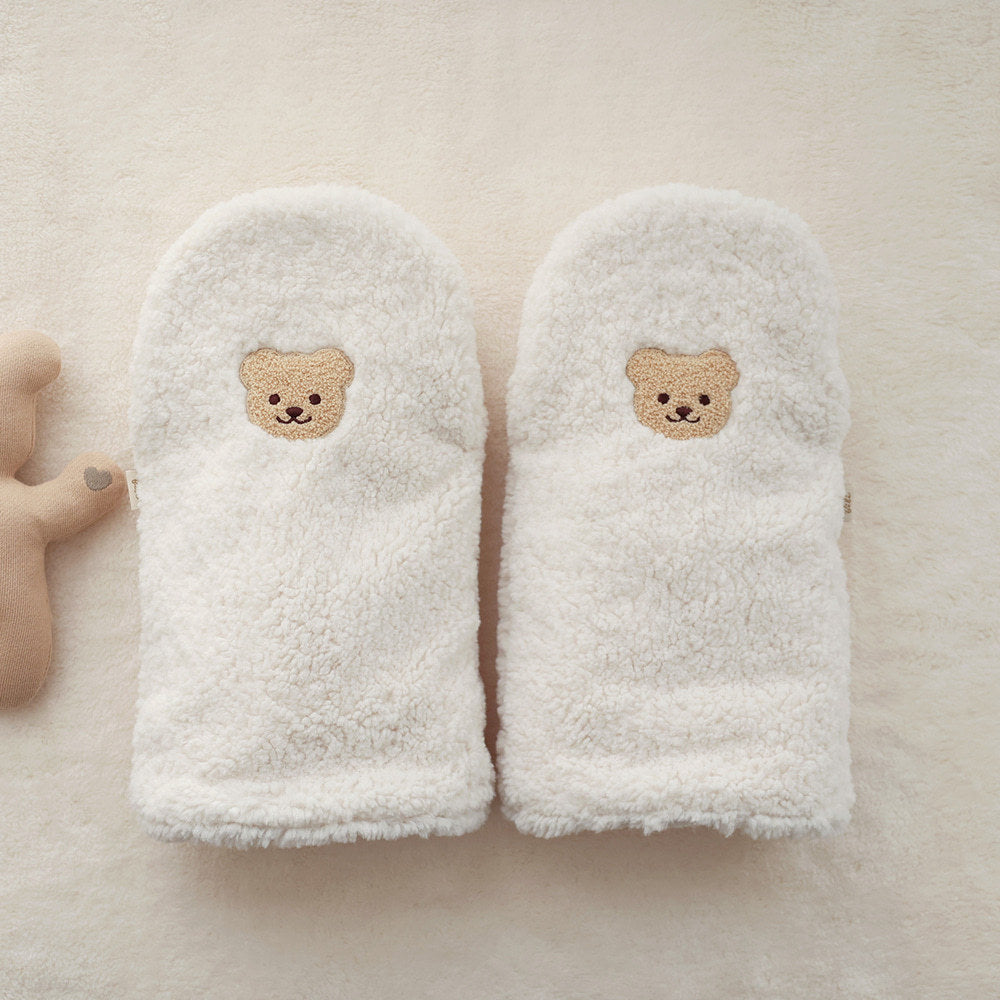 癒しのクマさん刺繍がポイントのペットカート専用防寒ハンドマフ。冬の散歩コーデに馴染む白のボア素材を採用し、可愛らしさと温かさを両立しています。