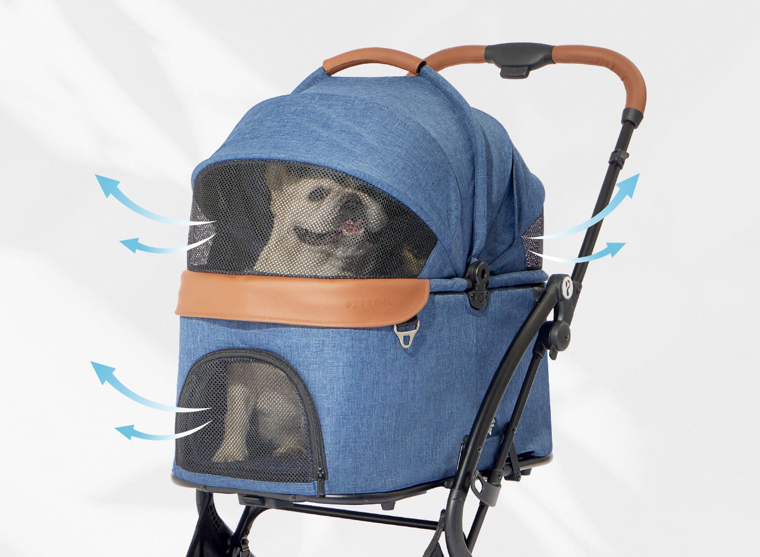 犬が通気性抜群のワンタッチ折りたたみ式分離型ペットカートMILOUに乗ってる様子