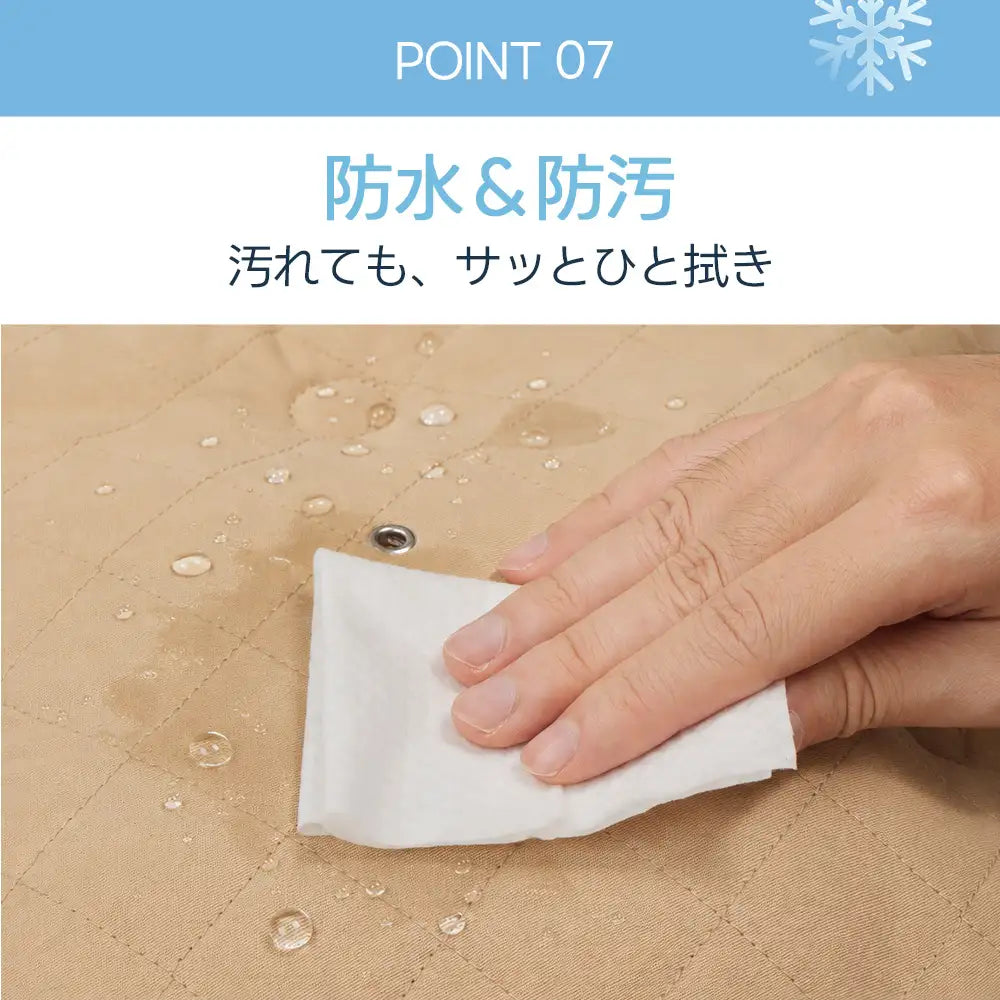 PETTENAペットカート用クッションの防水＆防汚機能。ベージュのキルティング面にはじいた水滴をティッシュで拭き取る様子を描き、万が一汚れてもサッとひと拭きで綺麗に維持できる扱いやすさを説明。