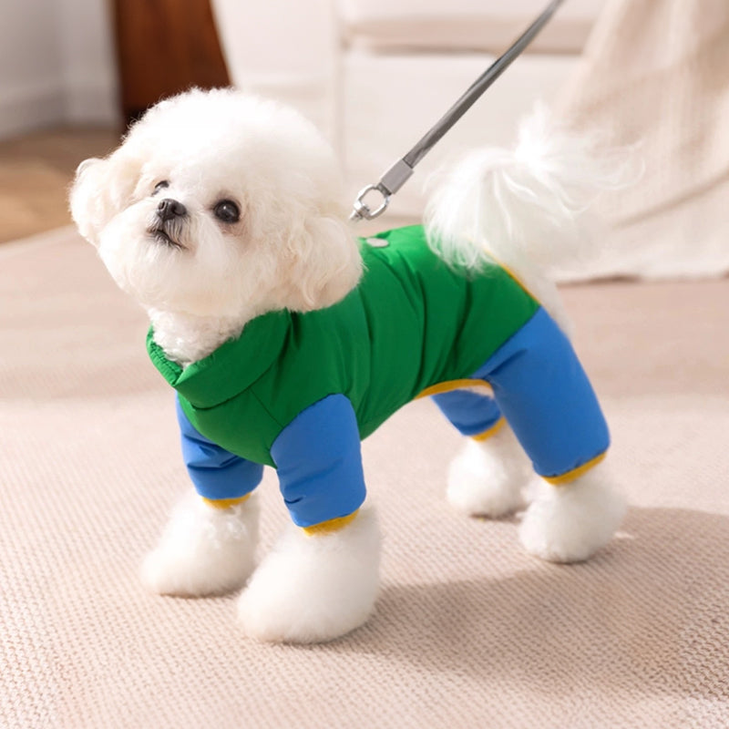 優しい日差しの中で佇む、紫と黄色のパステルカラー配色が可愛い犬用ダウン。足元まで包むロンパース型で、室内でも動きやすい軽やかな着用感。