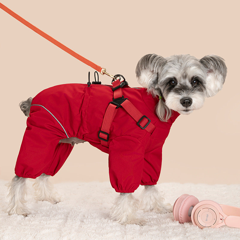 リードを直結できるハーネス一体型のレッド犬用レインコート。首輪なしで散歩に行ける便利な構造で、気管への負担を減らしつつ愛犬をおしゃれに見せるデザインです