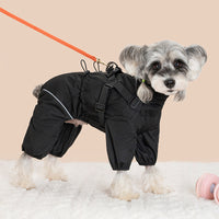 汚れが目立ちにくいブラックのフルカバー犬用レインコート。お腹や足元までしっかり覆うデザインで、雨の日の泥ハネから愛犬の被毛を守ります。