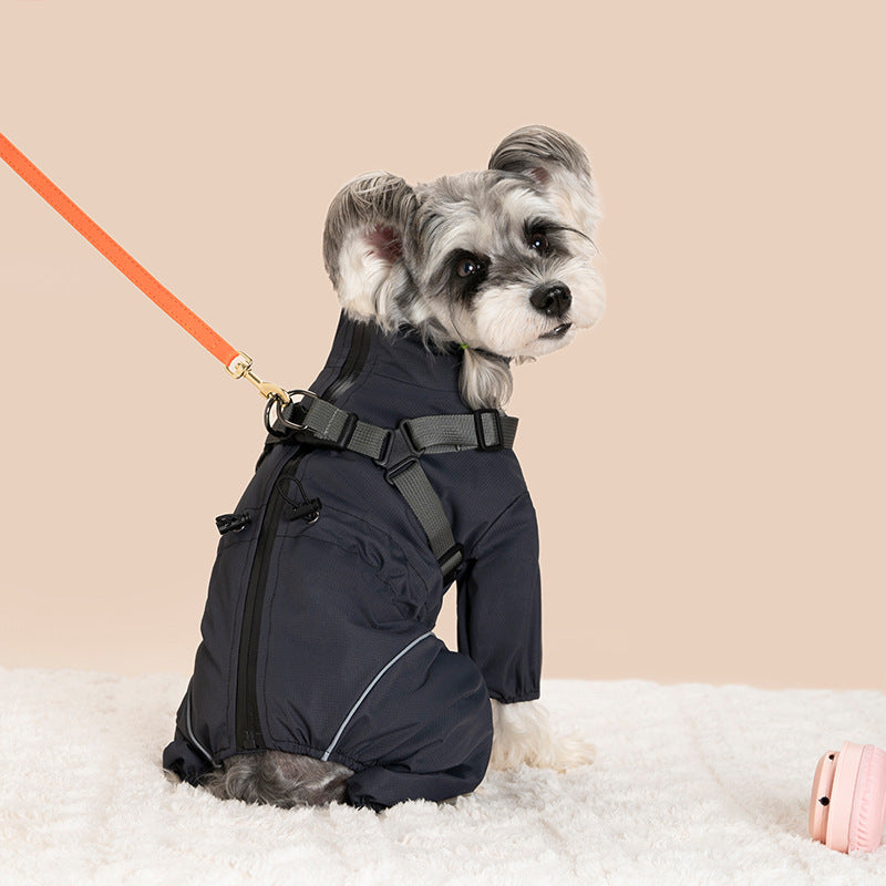 背中のジッパーで大きく開く着せやすい犬用レインウェア（ダークグレー）。リード装着部が一体化しており、準備の手間を減らす機能的でシックなデザイン。