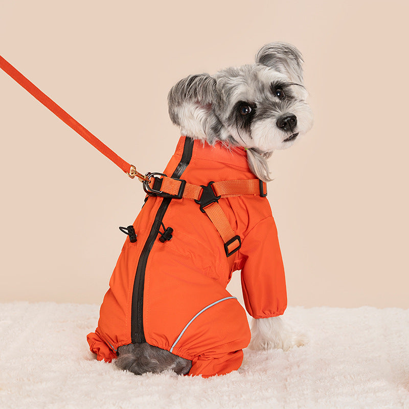 背中のジッパーで大きく開く着せやすい犬用レインウェア（オレンジ）。リード装着部が一体化しており、準備の手間を減らす機能的でシックなデザイン。