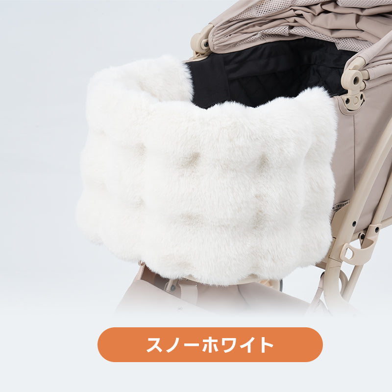 ペットカート用あご乗せクッション、人気のスノーホワイト。上品な純白のファーがペットの可愛さを引き立て、冬のお出かけに暖かさと華やかさをプラスする実用的なアイテム。