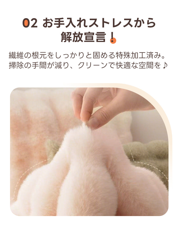 特殊加工が施されたペット用クッションの白いファーを指でつまむ様子。繊維の根元がしっかり固定されているため毛が抜けにくく、製品の上質な作りと耐久性をクローズアップしている。