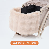 どんなカートにも馴染みやすい、人気のミルクティーベージュのあご乗せクッション。ペットを優しく包む温かみのあるカラーが安心感を与え、心地よい乗り心地でお出かけをサポートする。