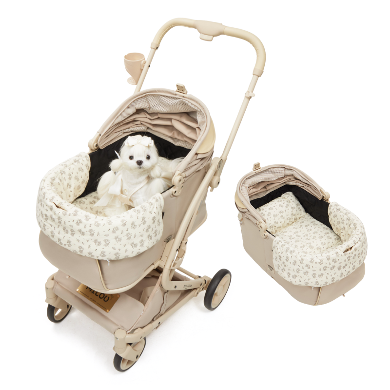 PETTENA MILOU クリームベージュ ペットカート 取り外し可能 | 白いワンちゃんが入った小花柄クッション付きコットを外して並べた画像。側面までしっかりカバーされ、愛犬がリラックスできる「移動できるベッド」のような居心地の良さ。ドライブボックスにもなる2way仕様。